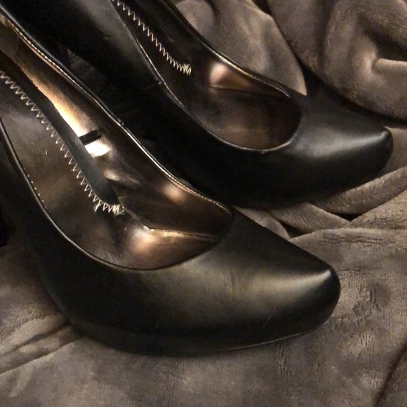 Black high heels 4 inch. Patten leather look. Like new - Picture 6 of 8